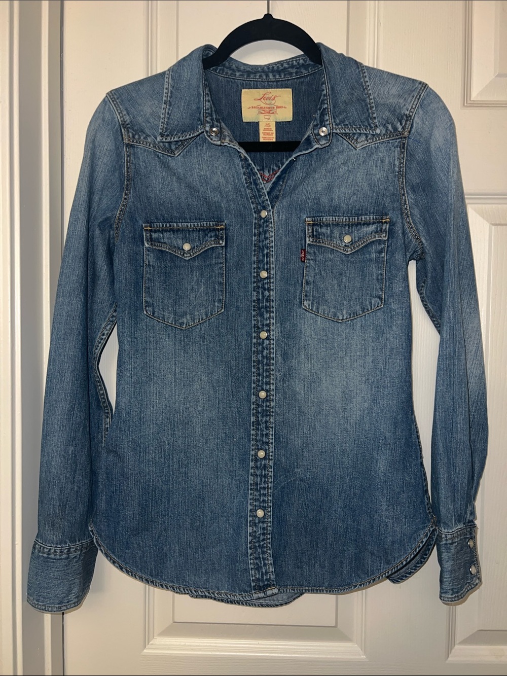 Levi's Women's Blue Denim Western Pearl Snap long sleeve shirt